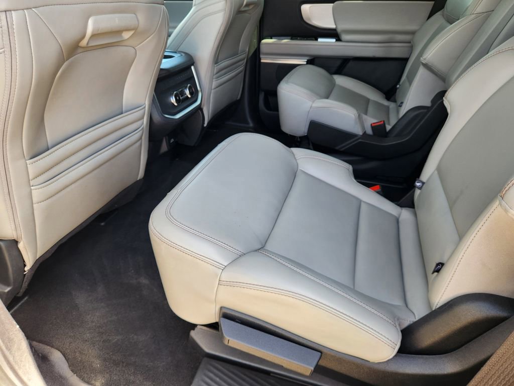 Certified 2025 Ford Expedition Active image 28