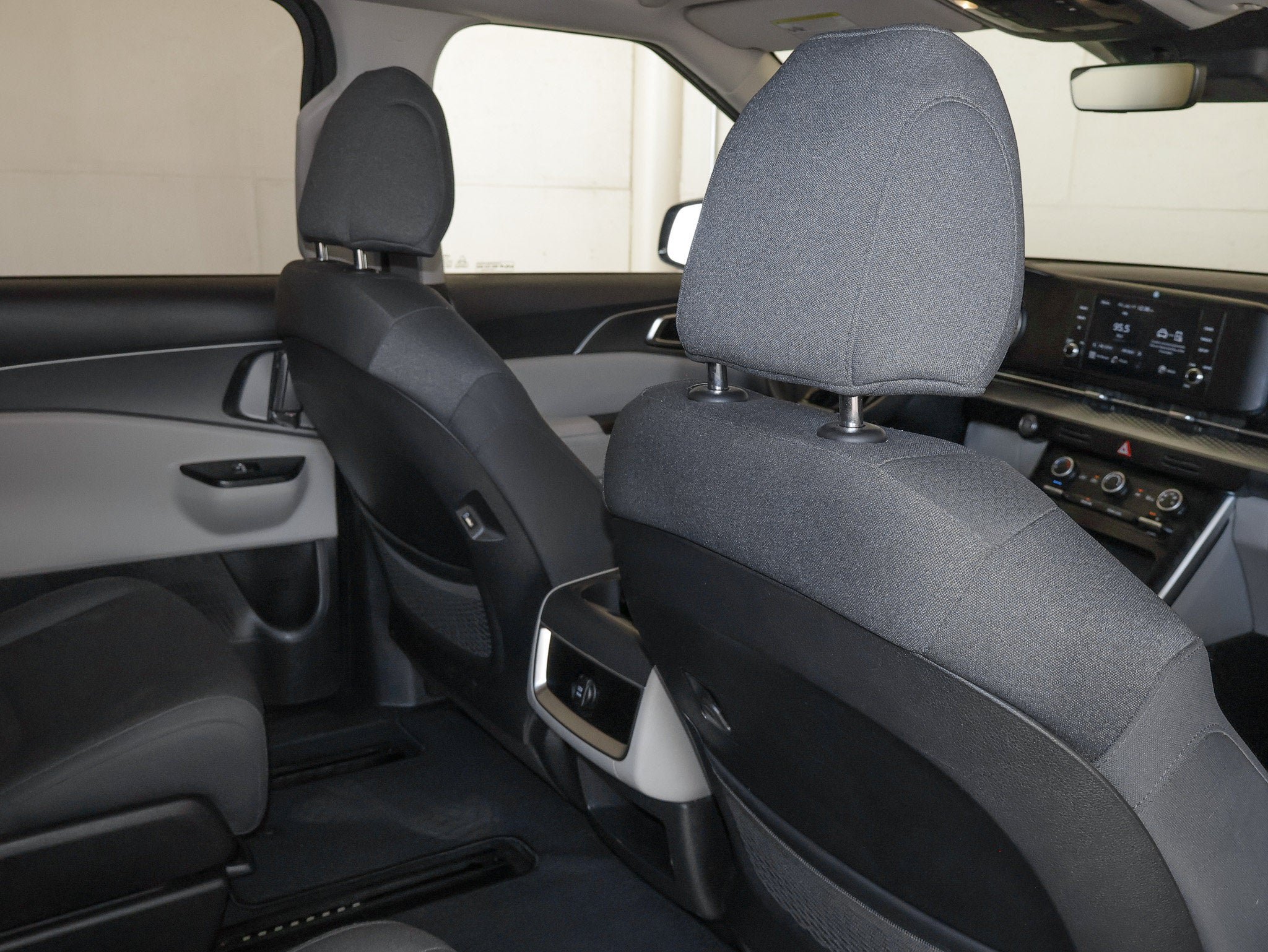 Used 2022 Kia Carnival LX FWD image 43