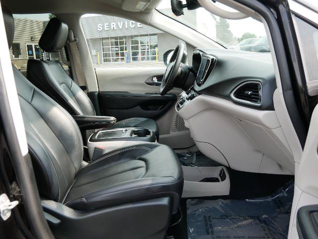 Used 2024 Chrysler Pacifica Touring-L FWD image 15