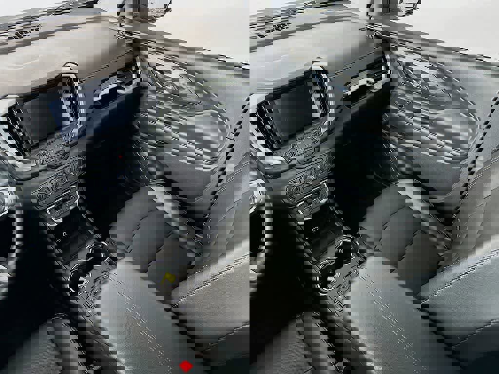 Used 2023 GMC Terrain SLT image 11