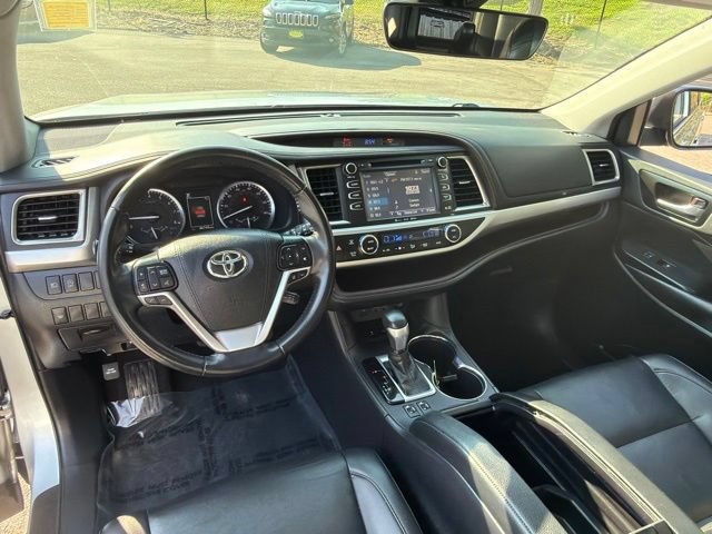 Used 2019 Toyota Highlander XLE AWD/4WD image 17