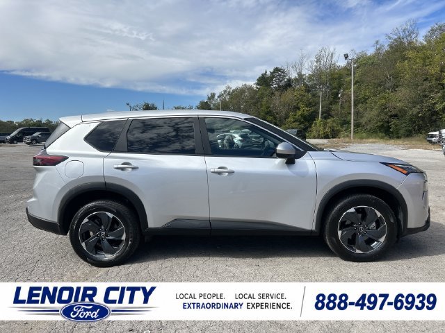 Used 2024 Nissan Rogue SV AWD/4WD image 2