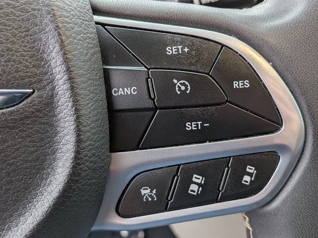 Used 2023 Chrysler Pacifica Touring-L FWD image 16