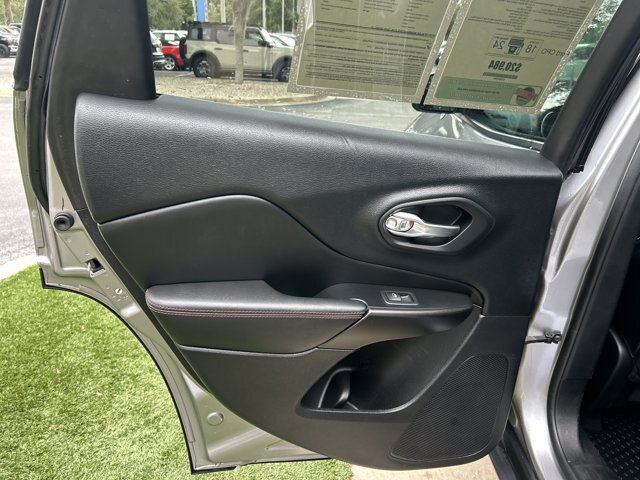 Used 2019 Jeep Cherokee Trailhawk AWD/4WD image 15