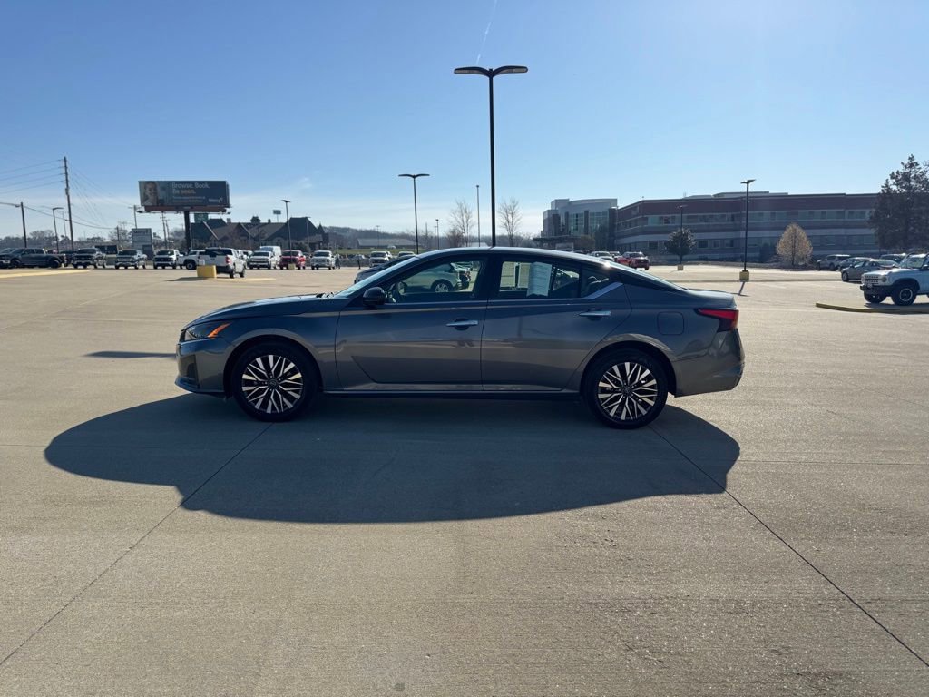 Used 2025 Nissan Altima 2.5 SV AWD/4WD image 8