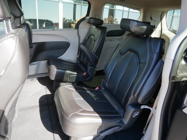 Used 2023 Chrysler Pacifica Touring-L FWD image 18