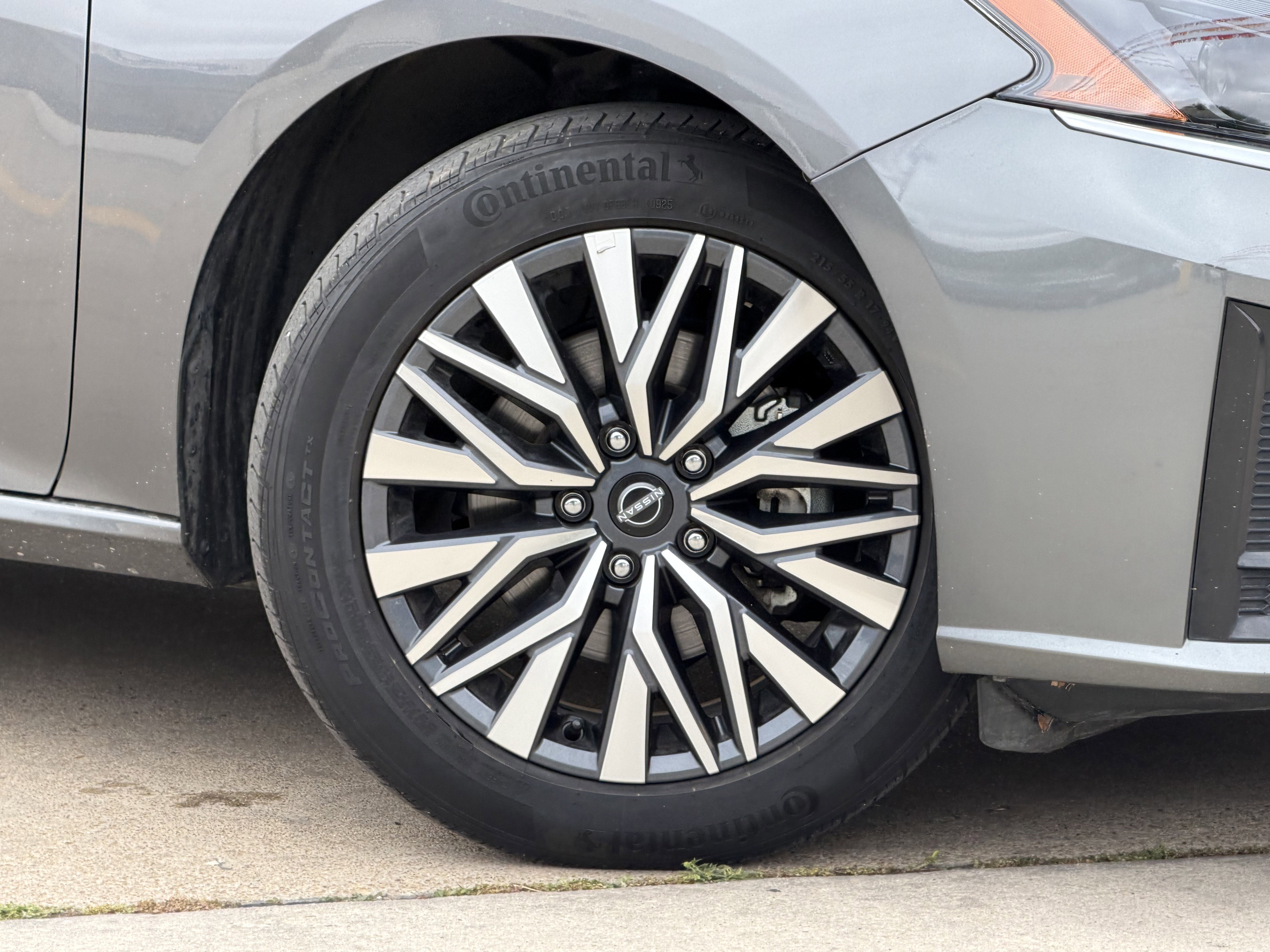 Used 2025 Nissan Altima 2.5 SV FWD image 3