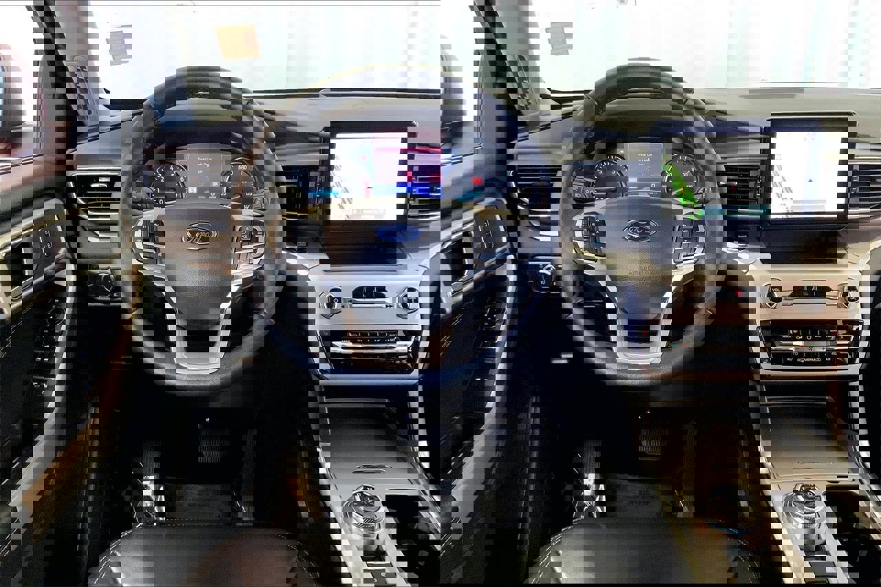 Certified 2022 Ford Explorer XLT w/ Equipment Group 202A image 4