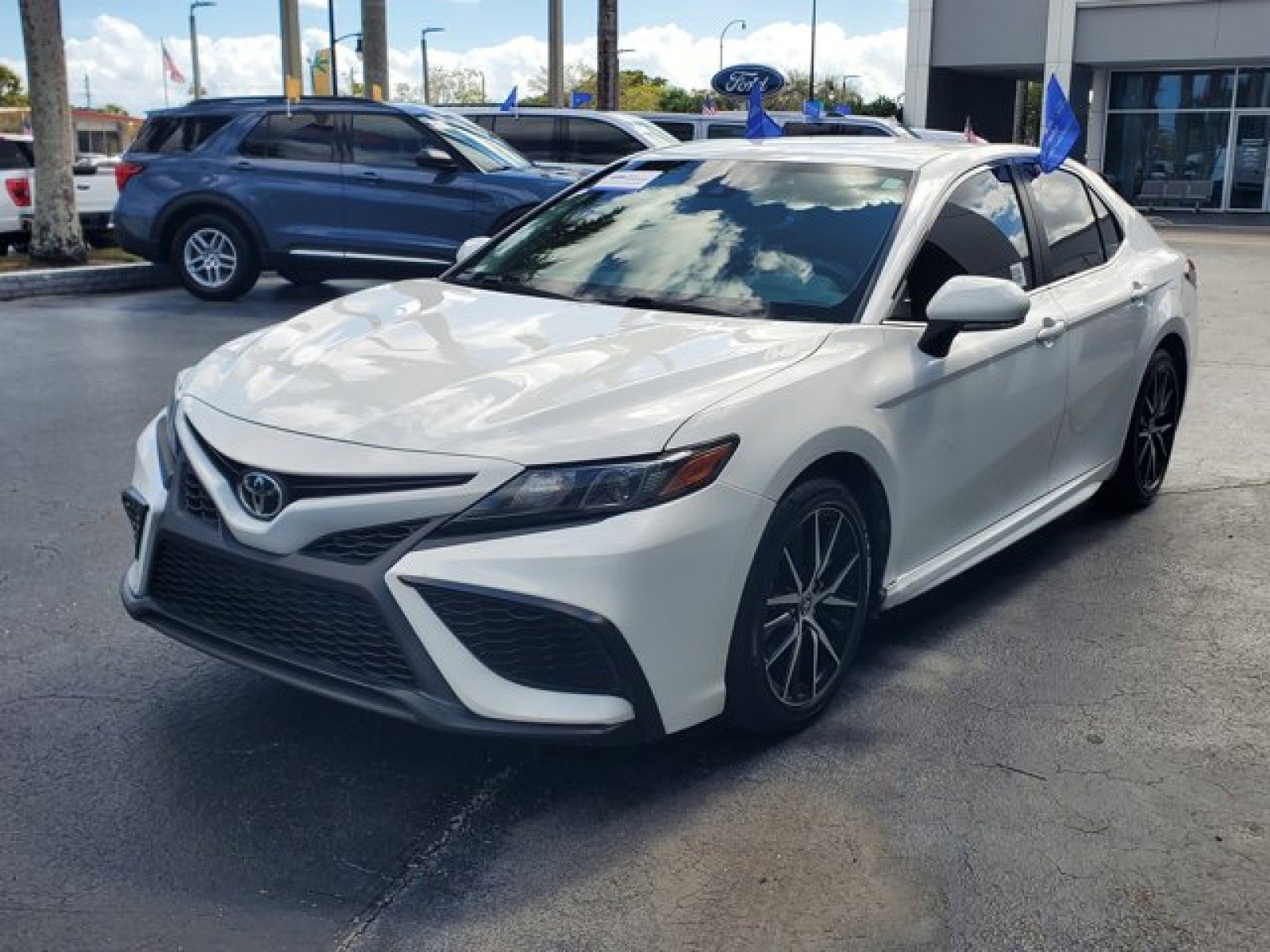 Used 2022 Toyota Camry SE w/ Convenience Package image 3