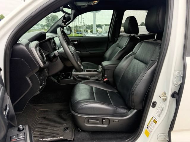 Used 2020 Toyota Tacoma TRD Sport w/ TRD Premium Sport Package AWD/4WD image 17