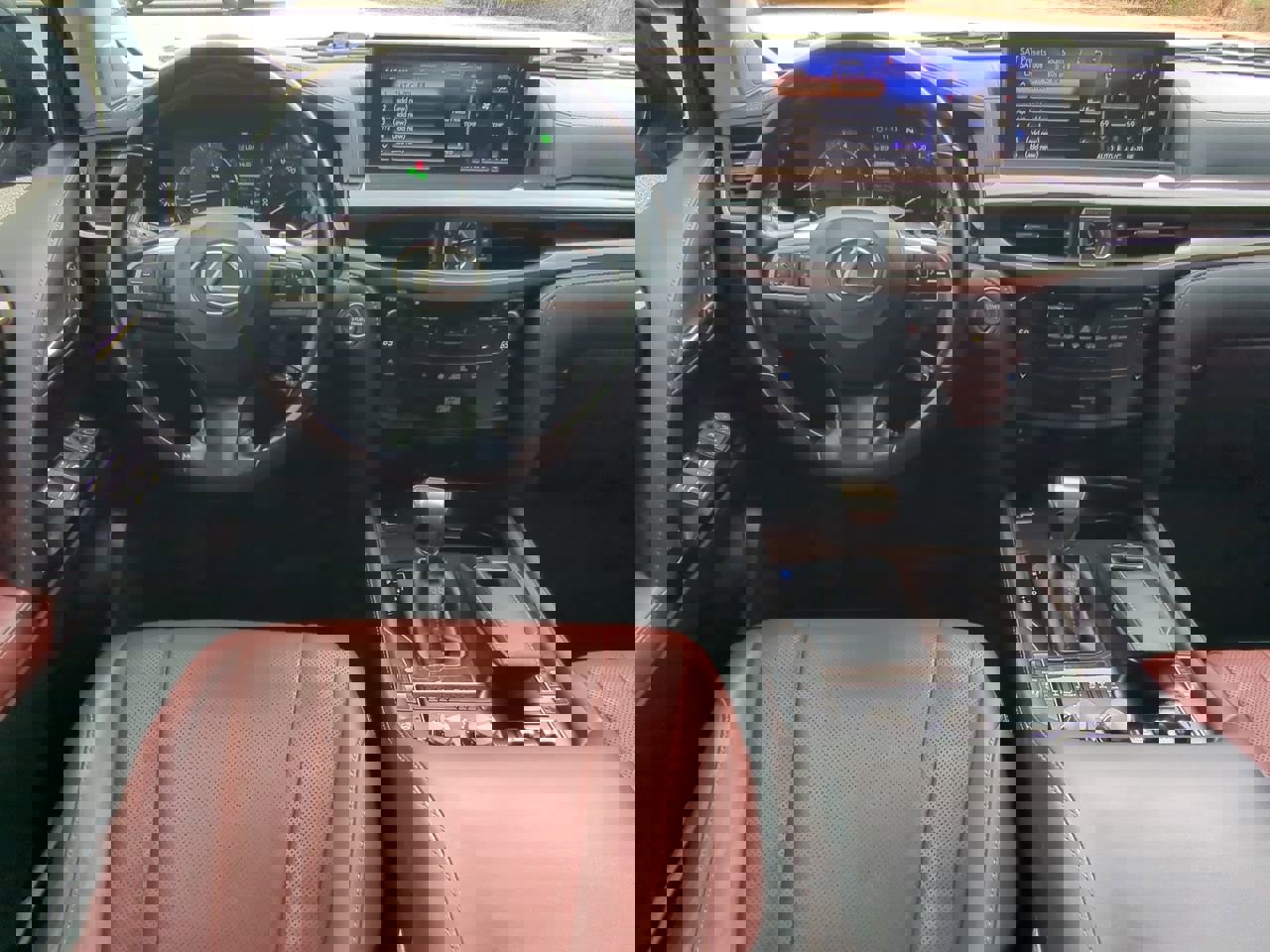 Used 2020 Lexus LX 570 4WD w/ 3rd Row & Luxury Pkg image 14