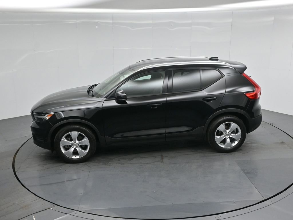 Used 2022 Volvo XC40 T5 Momentum image 41