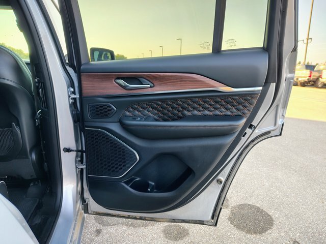 Used 2025 Jeep Grand Cherokee Summit w/ Obsidian Package AWD/4WD image 15