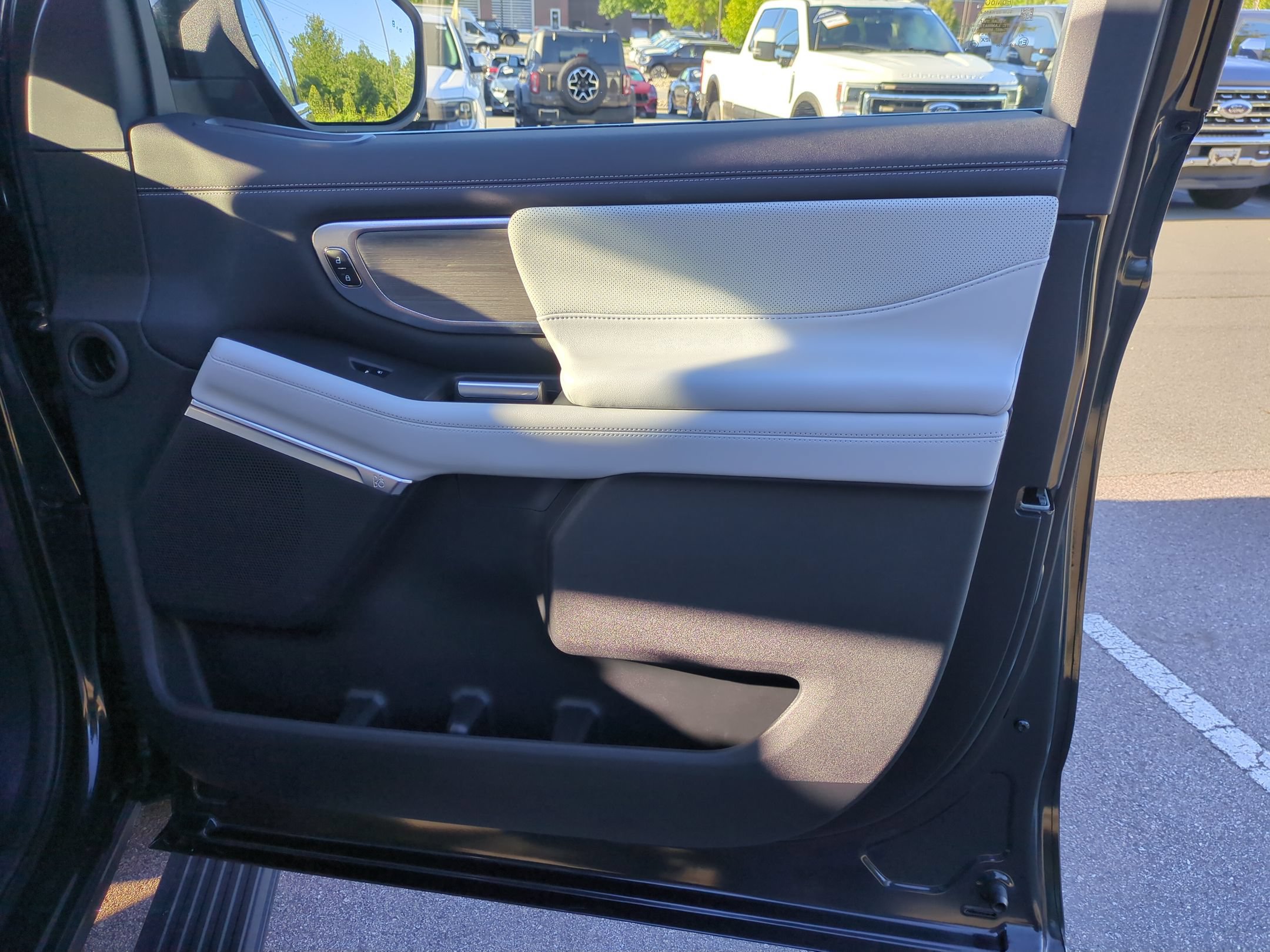 Certified 2025 Ford Expedition Platinum w/ Platinum Ultimate Package AWD/4WD image 38