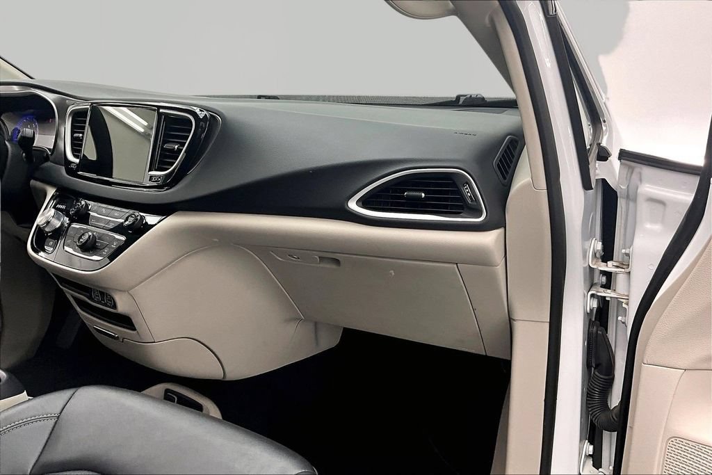Used 2024 Chrysler Pacifica Touring-L FWD image 17