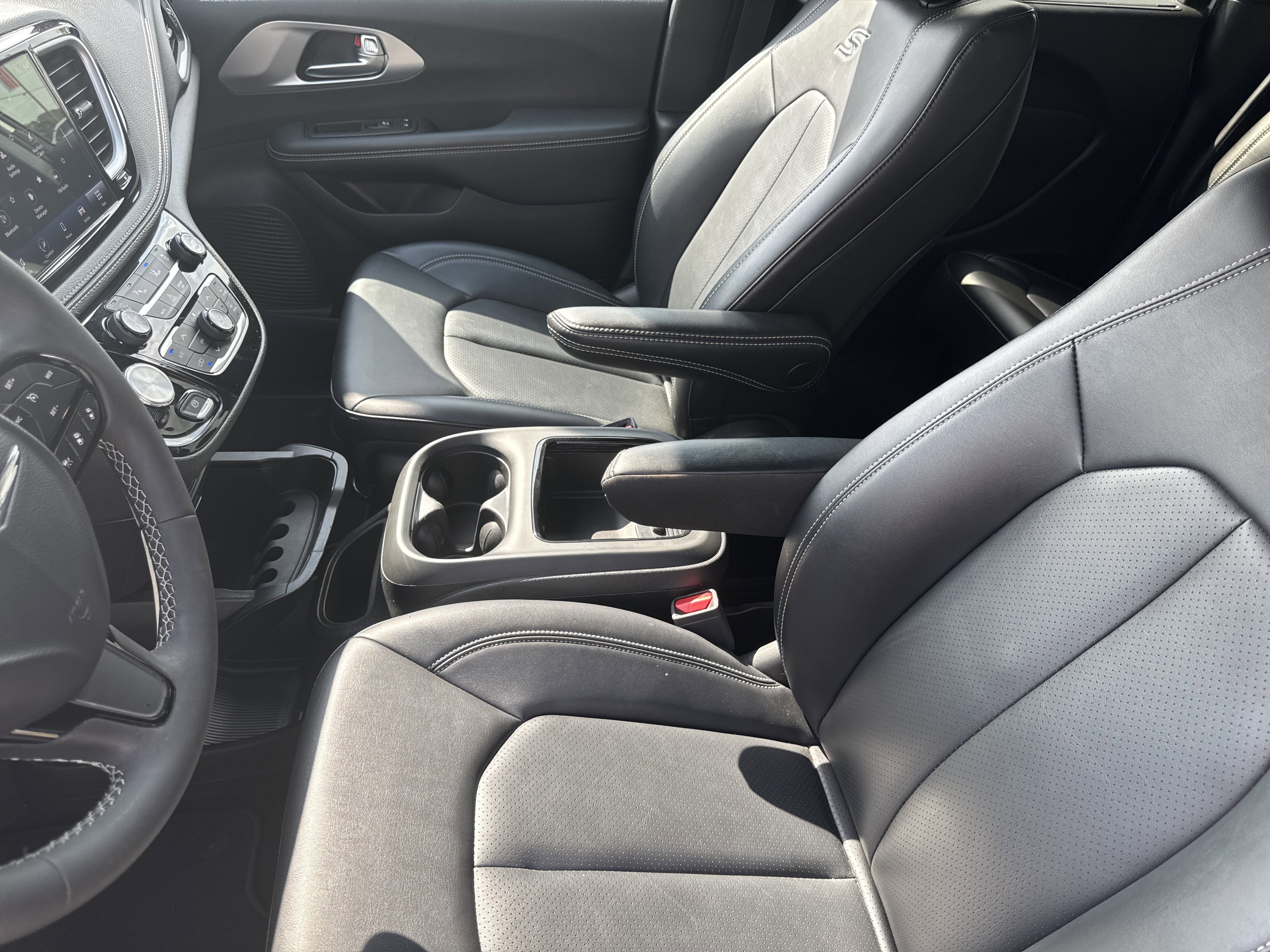 Used 2024 Chrysler Pacifica Touring-L w/ S Appearance Package FWD image 18