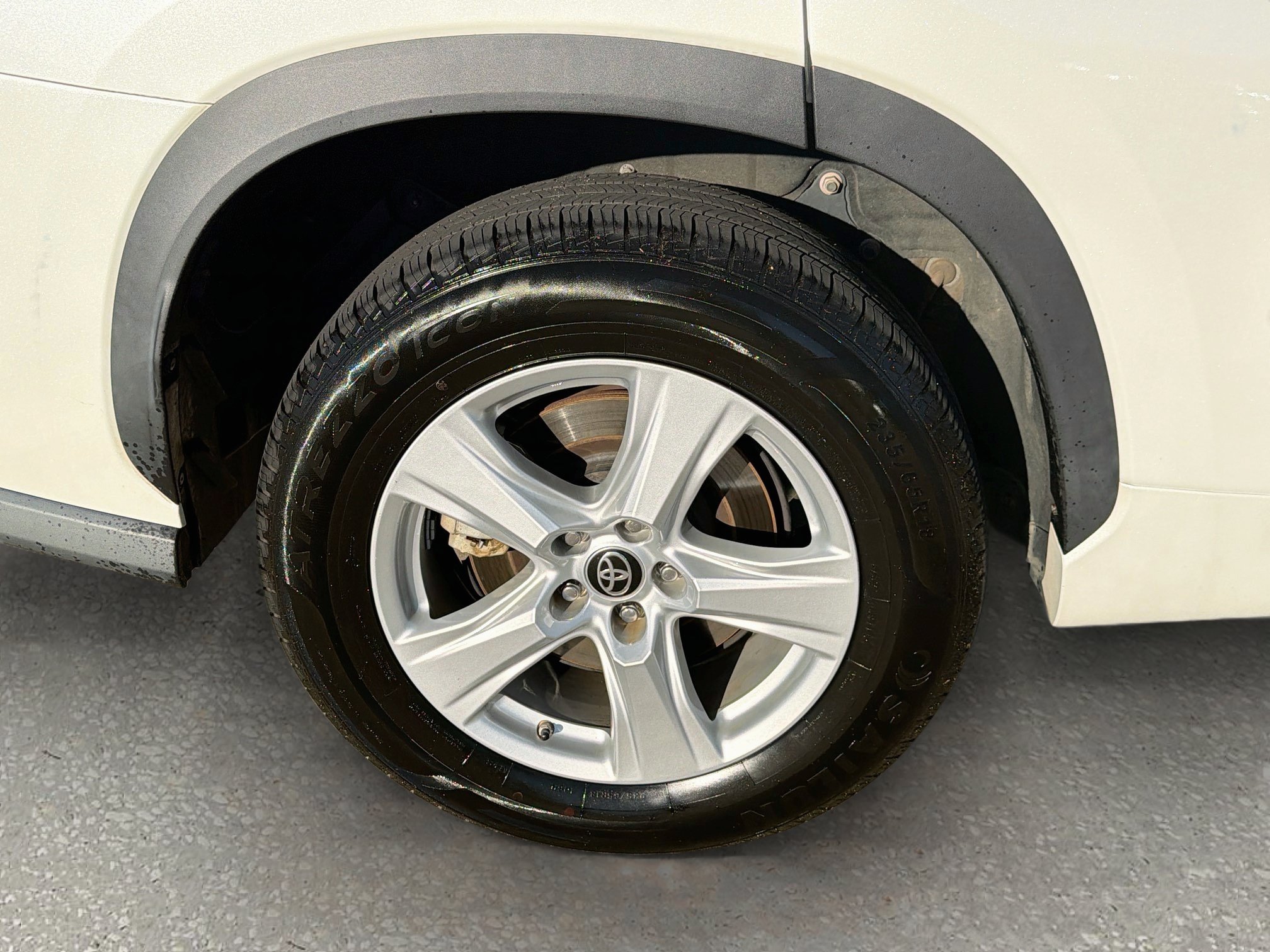 Used 2021 Toyota Highlander L FWD image 30