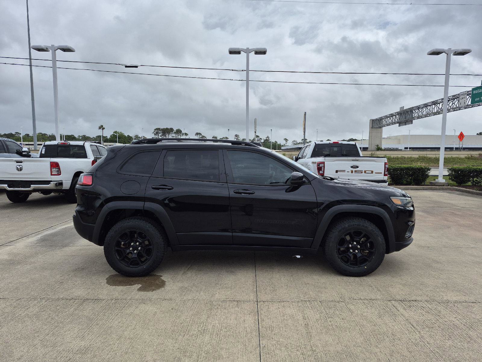 Used 2022 Jeep Cherokee Latitude AWD/4WD image 5