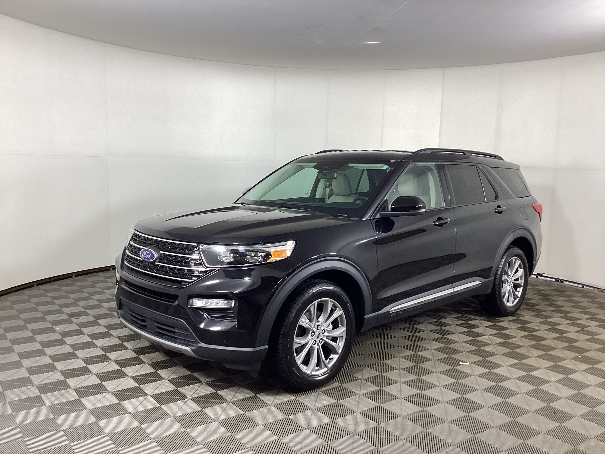 Certified 2024 Ford Explorer XLT w/ Equipment Group 202A AWD/4WD image 5