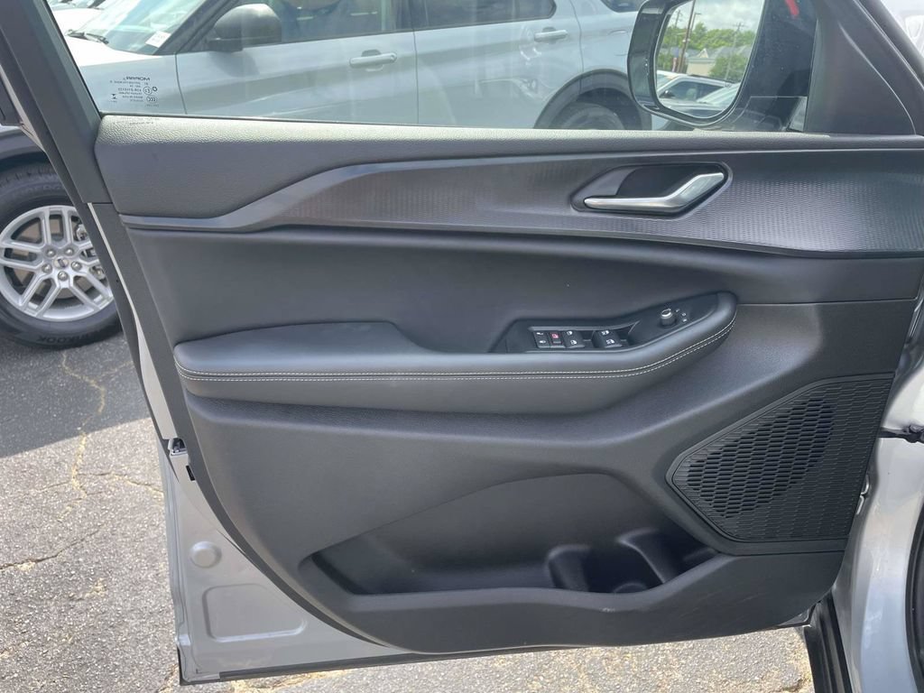 Used 2024 Jeep Grand Cherokee L Altitude RWD image 15