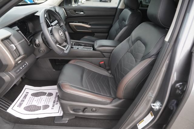 Used 2024 Nissan Pathfinder Platinum FWD image 9