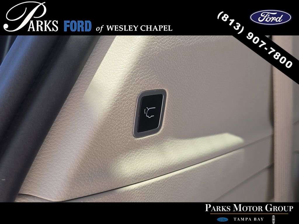 Used 2024 Chrysler Pacifica Touring-L FWD image 9