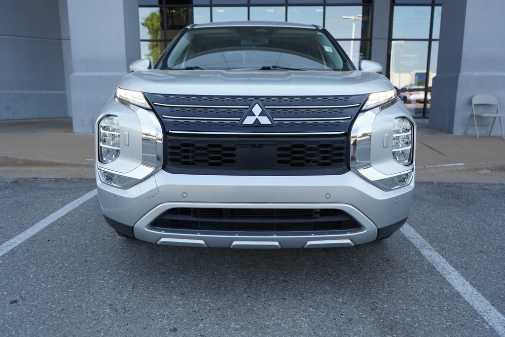 Used 2024 Mitsubishi Outlander SE AWD/4WD image 3