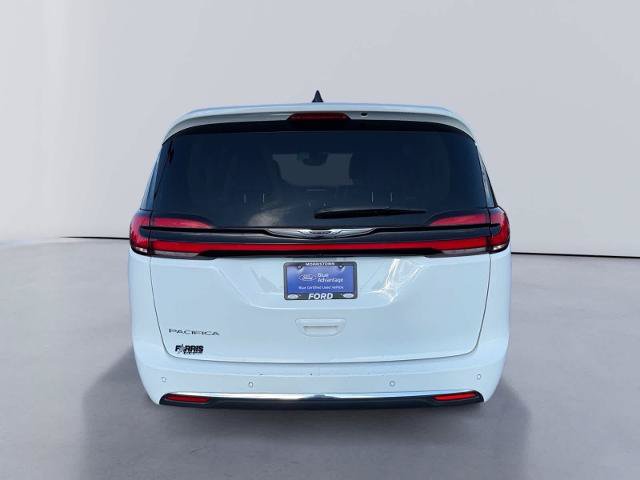 Used 2023 Chrysler Pacifica Touring-L FWD image 4