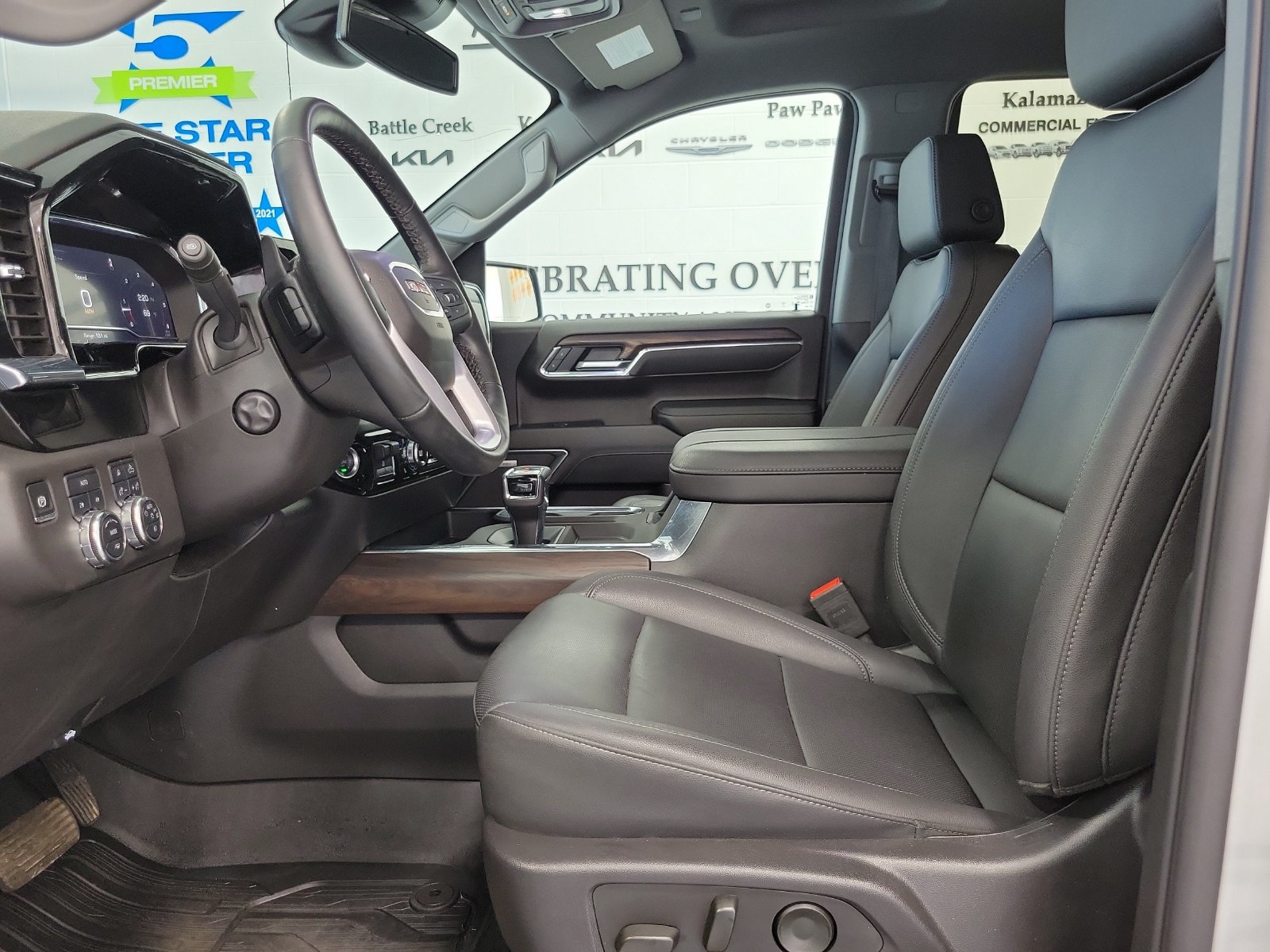 Used 2025 GMC Sierra 1500 SLT w/ SLT Premium Plus Package AWD/4WD image 8