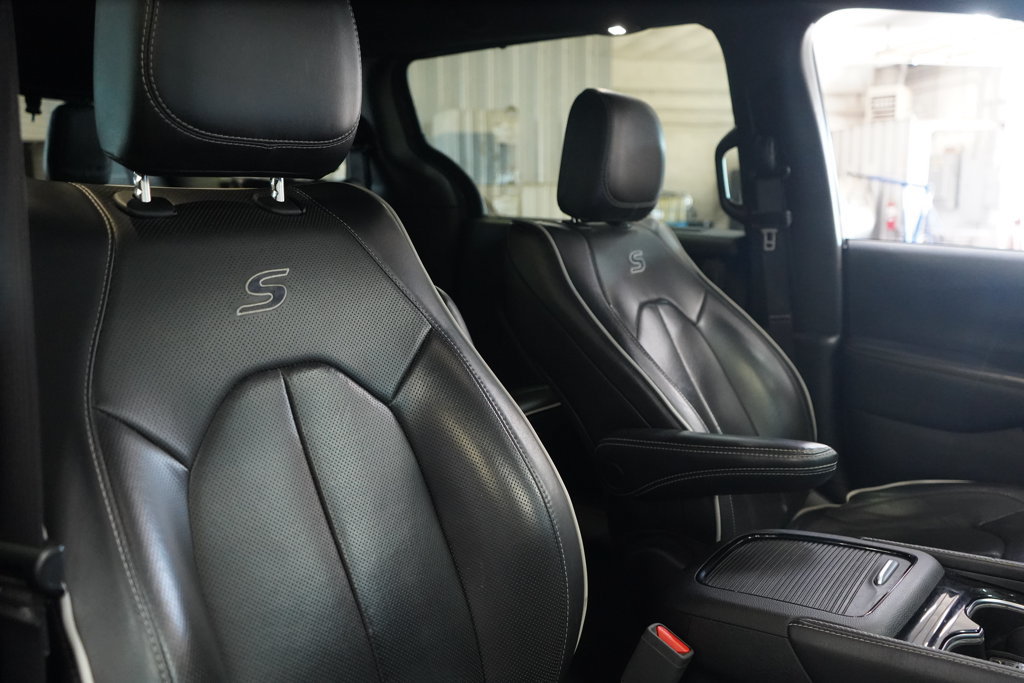Used 2025 Chrysler Pacifica Limited FWD image 24
