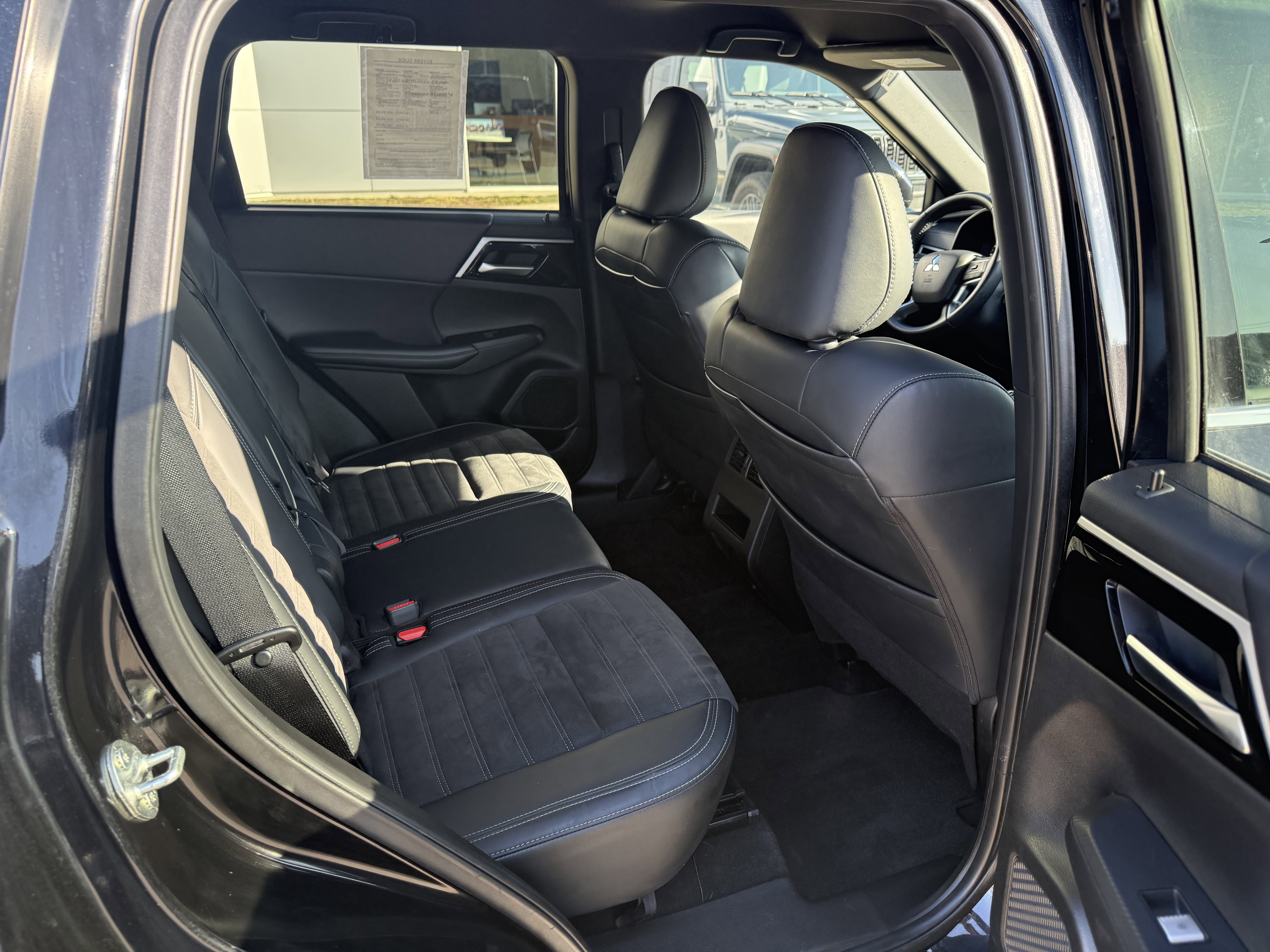 Used 2024 Mitsubishi Outlander AWD image 10