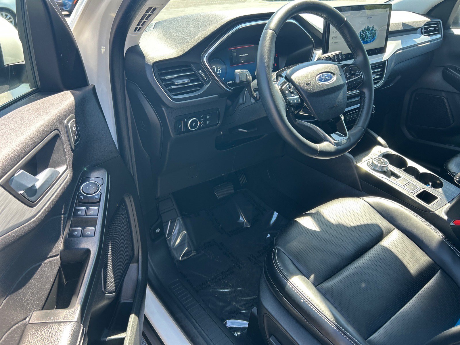 Certified 2024 Ford Escape Platinum w/ Class II Trailer Tow Package AWD/4WD image 6