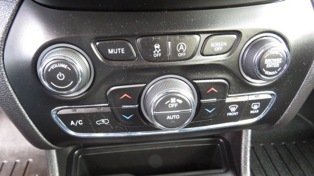 Used 2019 Jeep Cherokee Latitude Plus w/ Comfort/Convenience Group image 20