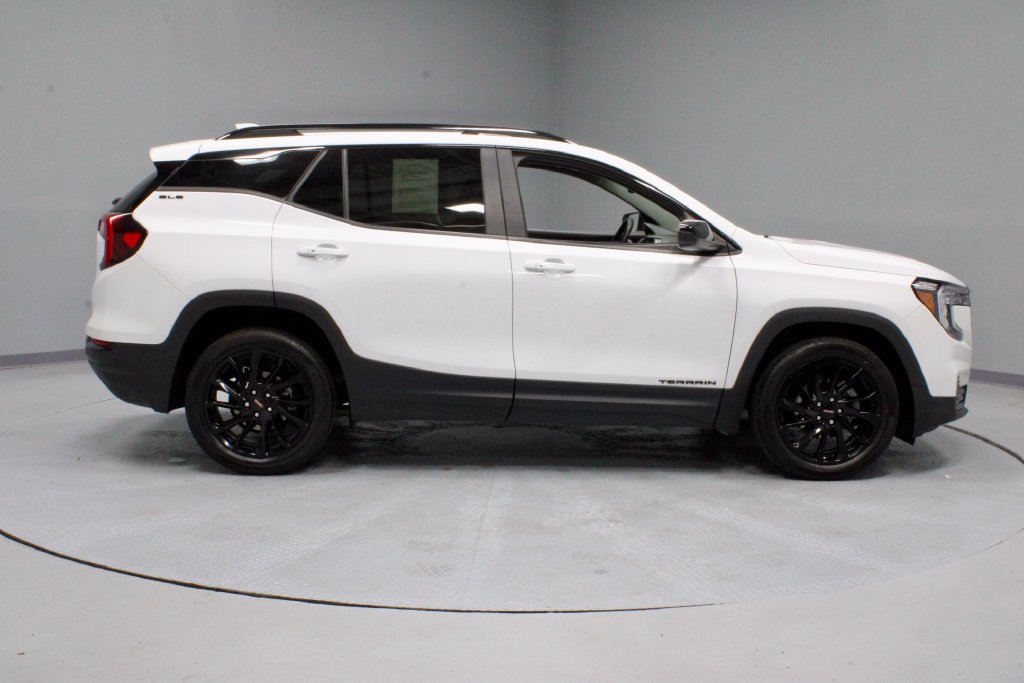 Used 2024 GMC Terrain SLE w/ Driver Convenience Package FWD image 12