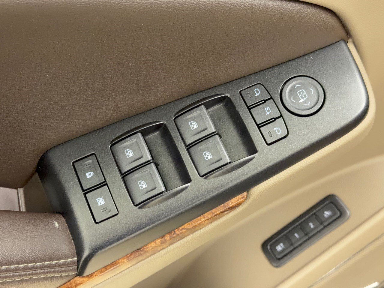 Used 2018 Chevrolet Tahoe Premier AWD/4WD image 15