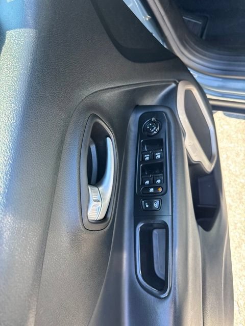 Used 2017 Jeep Renegade Limited AWD/4WD image 17