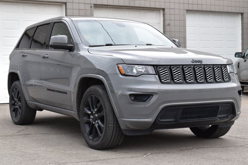 Used 2022 Jeep Grand Cherokee Laredo X image 3