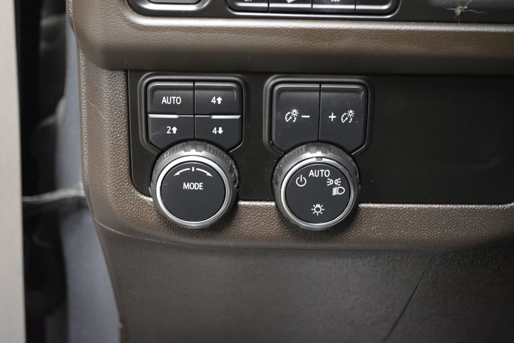 Used 2022 Chevrolet Suburban Z71 w/ Luxury Package AWD/4WD image 19