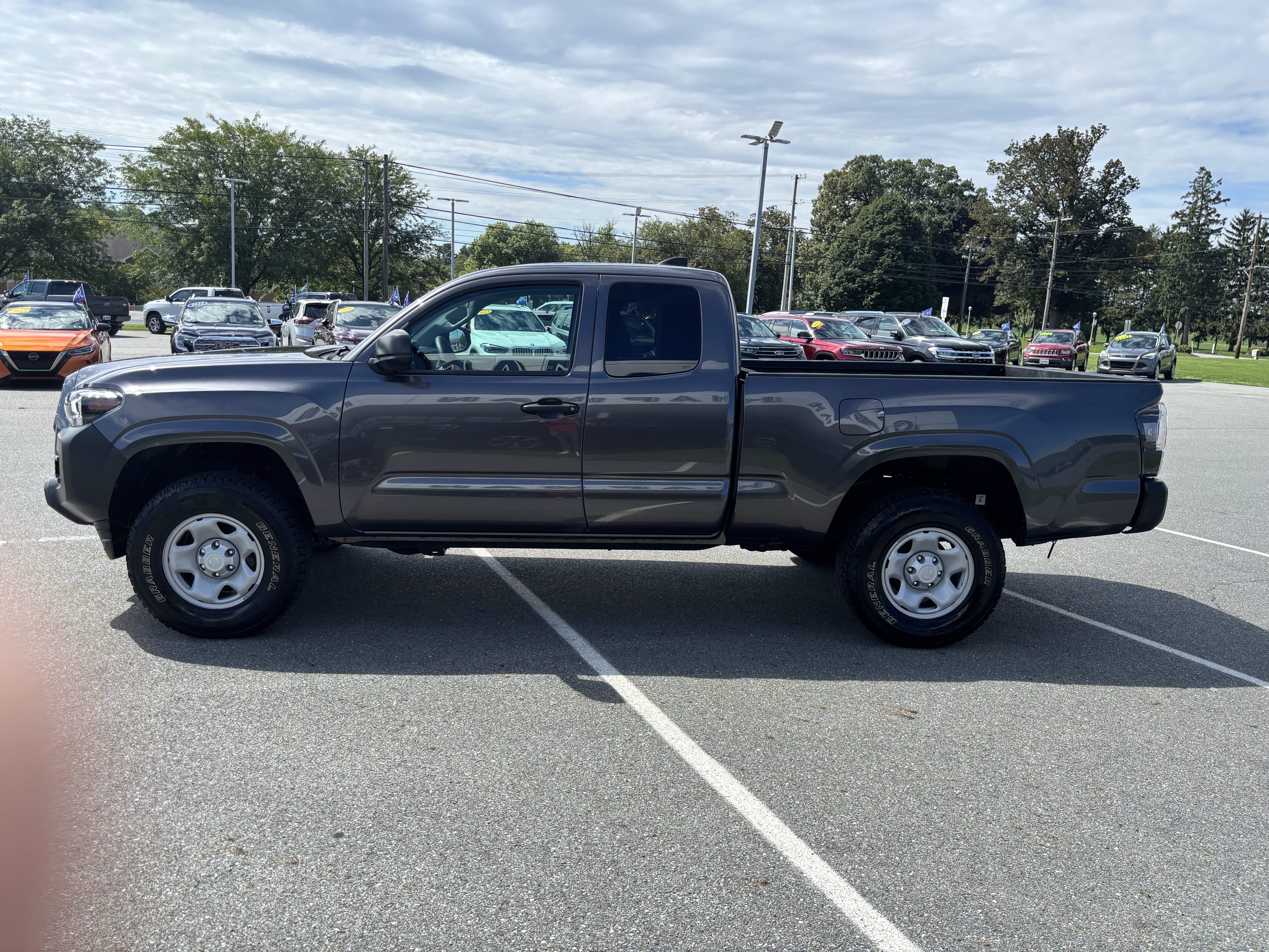 Used 2022 Toyota Tacoma SR AWD/4WD image 4
