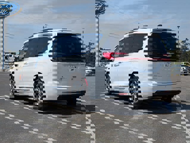 Used 2023 Chrysler Pacifica Limited image 2