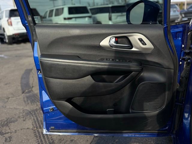 Used 2020 Chrysler Pacifica Touring-L w/ Advanced Safetytec Group image 10