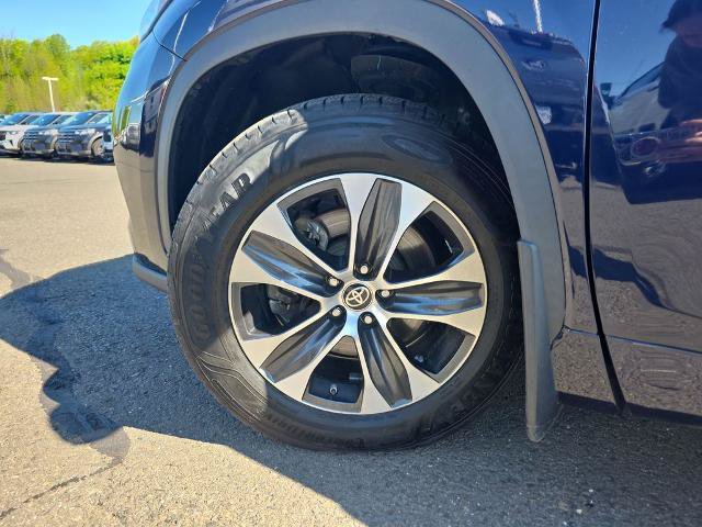 Used 2021 Toyota Highlander XLE AWD/4WD image 13