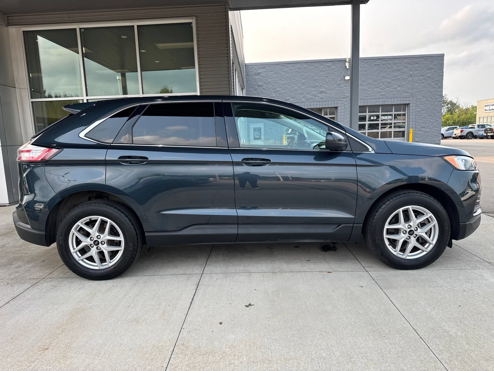 Certified 2024 Ford Edge SEL w/ Convenience Package AWD/4WD image 9