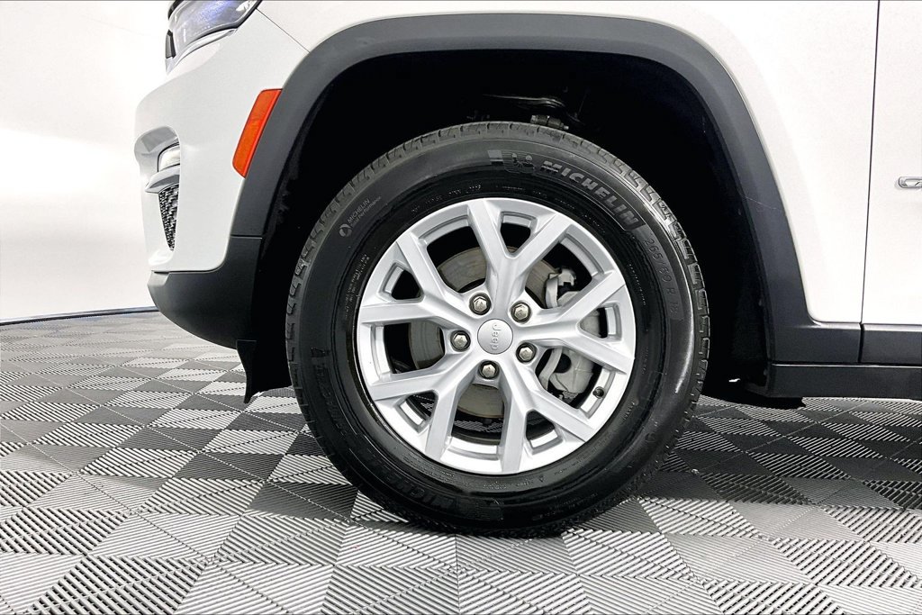 Used 2023 Jeep Grand Cherokee Limited RWD image 8