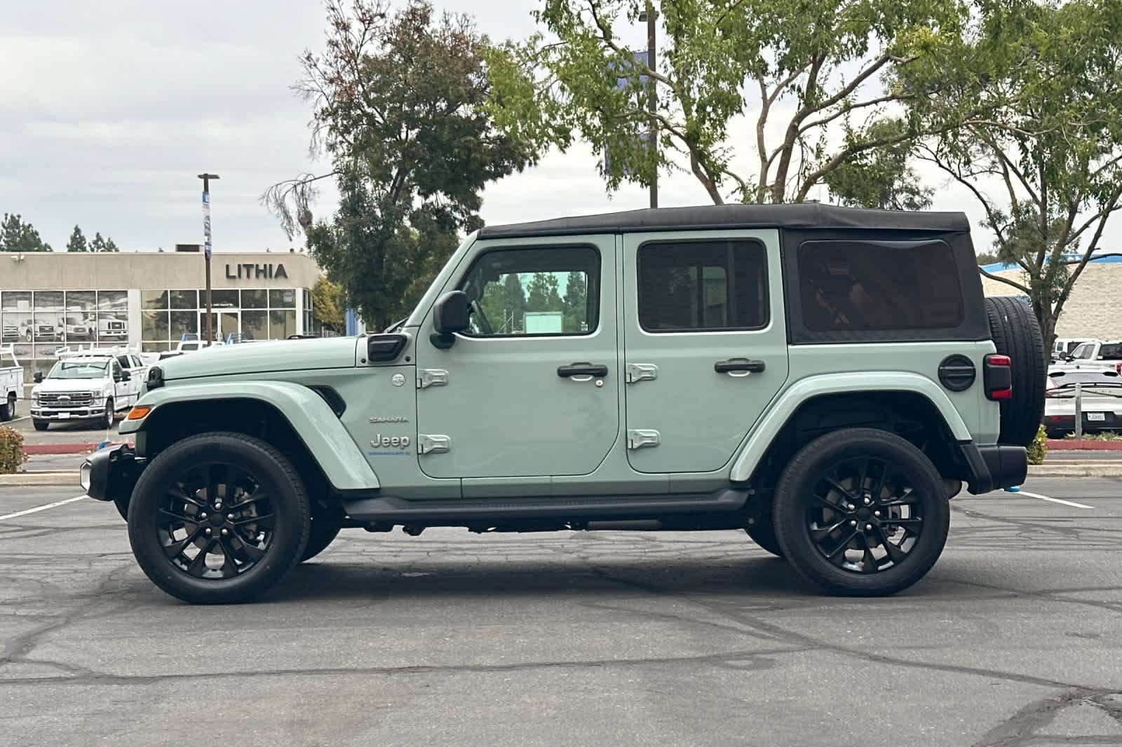 Used 2023 Jeep Wrangler Unlimited Sahara w/ Cold Weather Group AWD/4WD image 6