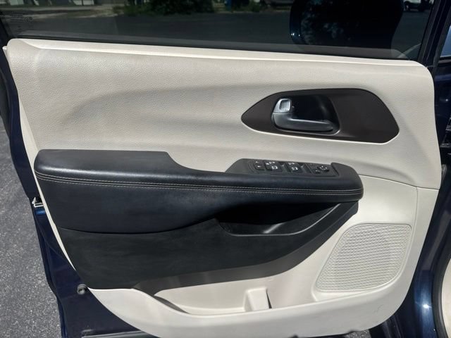 Used 2018 Chrysler Pacifica Touring-L Plus w/ Tire & Wheel Group FWD image 9