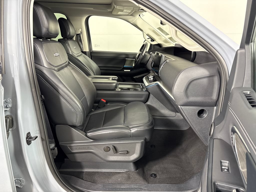 Certified 2025 Ford Expedition Platinum w/ Driver's Package AWD/4WD image 7