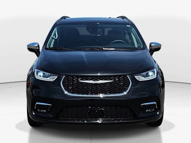 Used 2023 Chrysler Pacifica Limited w/ Uconnect Theater Family Group AWD/4WD image 9