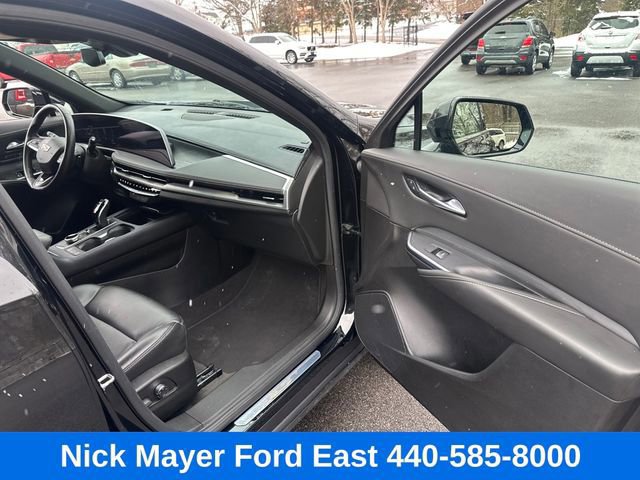 Used 2025 Cadillac XT4 Premium Luxury image 11