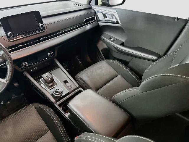 Used 2024 Mitsubishi Outlander ES FWD image 11